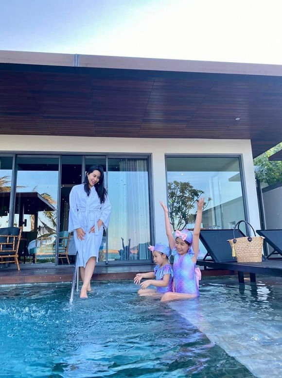 Ca sĩ Lưu Hương Giang đi chơi cùng hai con: "Lâu rồi mới quay lại Quy Nhơn và có thời gian ngắm nơi này kĩ hơn còn các bạn nhỏ thì là lần đầu, sao nơi này lại có thể đẹp thế nhỉ?".