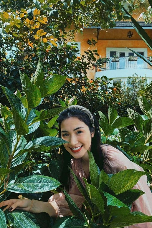 Cô hỏi fans: "Các mẹ chúng ta ngày xưa đi tham quan hay tạo dáng vậy đúng không cả nhà". Nhiều người đồng tình với nữ ca sĩ: "Chuẩn luôn Hòa ơi", "Tạo dáng giống các mẹ thật", "Chuẩn luôn"...