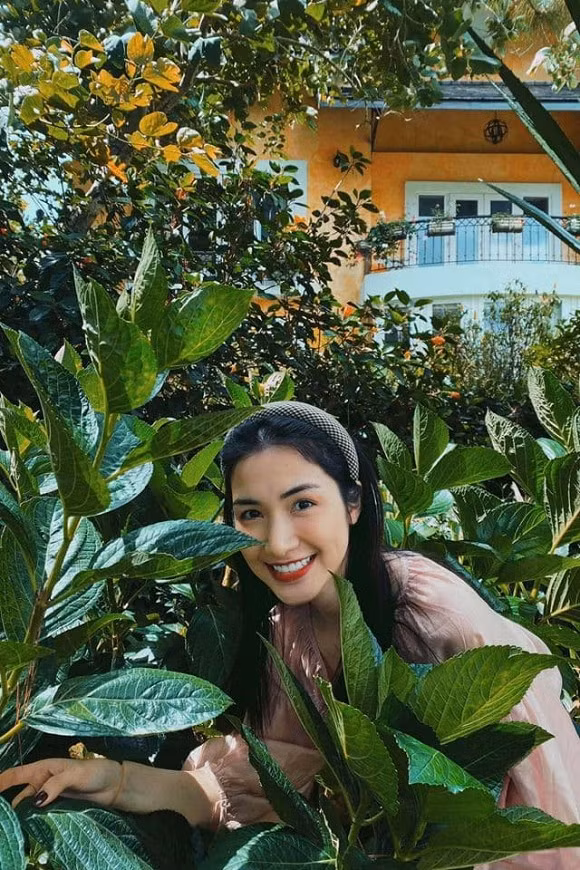 Cô hỏi fans: "Các mẹ chúng ta ngày xưa đi tham quan hay tạo dáng vậy đúng không cả nhà". Nhiều người đồng tình với nữ ca sĩ: "Chuẩn luôn Hòa ơi", "Tạo dáng giống các mẹ thật", "Chuẩn luôn"...