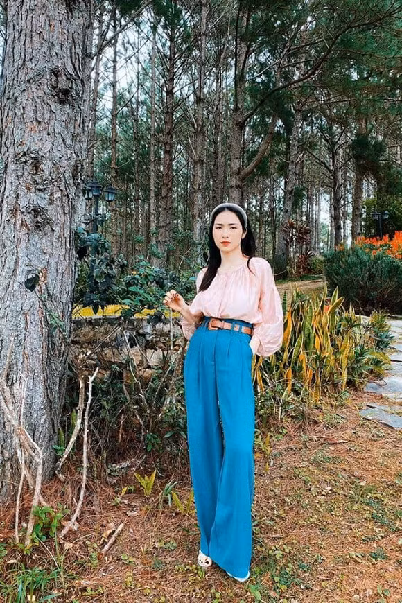 Hòa Minzy học cách tạo dáng của phụ nữ thế hệ trước.