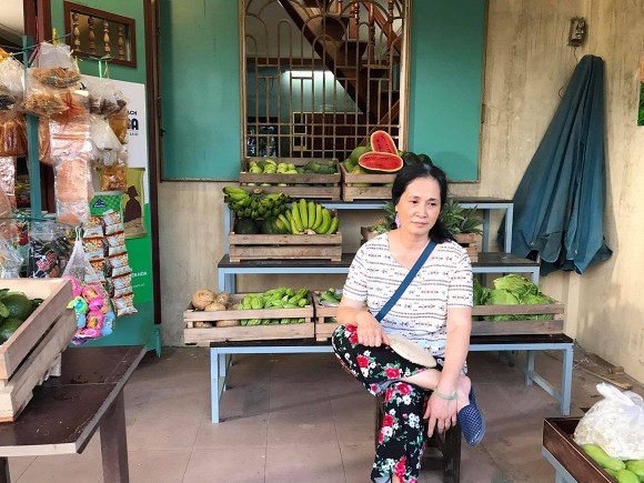 "Nếu cuộc đời toàn những chuyện xấu xa thì tại sao cây táo lại nở hoa? Hàng quán sau dịch Covid ế ẩm các bác ạ, thời tiết lại khắc nghiệt nữa, nhưng cứ mong mọi người khoẻ mạnh là được! Có sức khoẻ là có tất cả phải không ạ?", NS Lan Hương viết trên trang cá nhân.