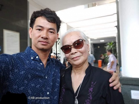 Đăng ảnh chụp với NS Ngọc Thoa, Xuân Bắc cho biết: "Gặp bà trong đám tang cùng NSƯT Hoàng Yến. Bà đóng mẹ mình trong mấy phim liền (gần đây nhất là Hai phía chân trời): Mẹ đeo kính để mọi người không thấy mẹ khóc ý mà. Các cụ thế hệ xưa thích thật".