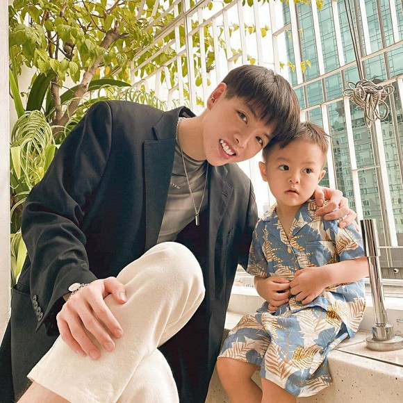 Đức Phúc và Ca nương Kiều Anh có mối quan hệ khá thân thiết. Vợ chồng nữ ca sĩ cũng từng tham gia MV của Đức Phúc. Mỗi lần có dịp ra Hà Nội, nam ca sĩ lại đến nhà Kiều Anh chơi. Trên trang cá nhân, Đức Phúc đăng ảnh chụp cùng con trai Ca nương Kiều Anh. Nam ca sĩ cho biết bé không chịu hợp tác chụp ảnh.