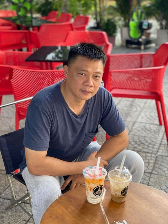 BTV Quang Minh tâm sự: "Sáng dậy đi bơi từ 5h. Xong ngồi thưởng thức 1 ly cafe và ngẫm nghỉ một tí. Có mấy ai hiểu được giá trị khi tồn tại trong đời sống hay có bao giờ ngồi xuống mà ngẫm nghĩ lại rốt cuộc thì đời sống này muốn nhắn nhủ ta điều gì, hay chỉ là những thử thách do va chạm mà rút ra. Càng trưởng thành, bạn sẽ nhận ra rằng tranh luận đúng sai hơn thua với người khác đôi khi không còn quan trọng nữa. Quan trọng hơn cả là chỉ muốn bình yên. Bình yên là điều mà ta hay cầu nguyện để có được nó, vậy ta có rồi đó".