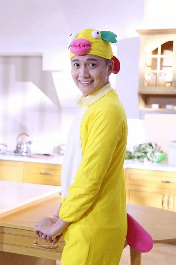 Thời gian vừa qua, Ngô Kiến Huy chăm chỉ giảm cân để sở hữu vẻ điển trai hơn. Tuy nhiên, đôi lúc nam ca sĩ vẫn thèm ăn đồ ngọt. Đăng ảnh lúc còn béo, giọng ca "Truyền thái y" nhắc nhở bản thân: "Khi tui muốn ăn gì đó béo ngọt ... tui nhìn lại tấm hình này! Không ai thay đổi được bạn trừ khi bạn muốn thay đổi".