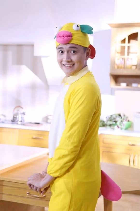 Thời gian vừa qua, Ngô Kiến Huy chăm chỉ giảm cân để sở hữu vẻ điển trai hơn. Tuy nhiên, đôi lúc nam ca sĩ vẫn thèm ăn đồ ngọt. Đăng ảnh lúc còn béo, giọng ca "Truyền thái y" nhắc nhở bản thân: "Khi tui muốn ăn gì đó béo ngọt ... tui nhìn lại tấm hình này! Không ai thay đổi được bạn trừ khi bạn muốn thay đổi".