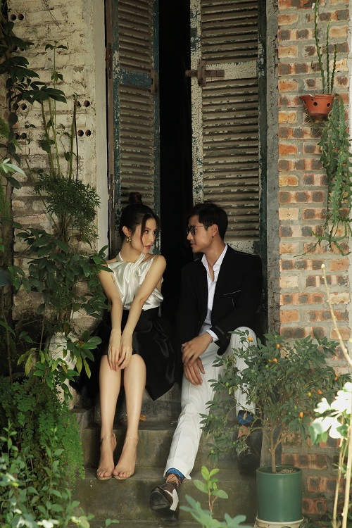 Trong bộ ảnh, Thanh Sơn và Diễm My hóa thân vào cặp đôi yêu nhau.