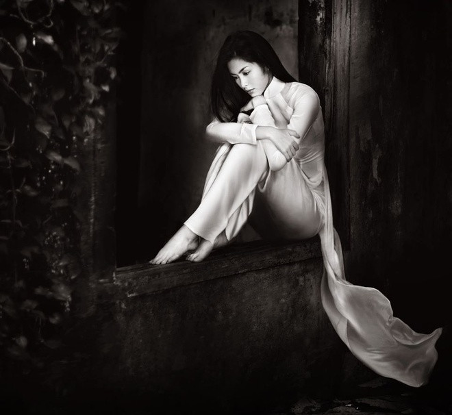 Tăng Thanh Hà đẹp dịu dàng trong tà áo trắng. Sau nhiều năm không hoạt động showbiz, cô vẫn được khán giả nhớ đến và ưu ái gọi là "ngọc nữ điện ảnh" một thời. Sau khi kết hôn, Tăng Thanh Hà lui về lo việc gia đình, không tham gia các hoạt động của giới giải trí. Hiện cô đã làm mẹ của 2 con. Trên trang cá nhân, Tăng Thanh Hà thường chia sẻ niềm hạnh phúc khi làm vợ, làm mẹ.