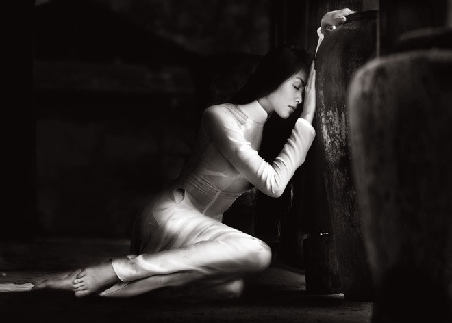 Theo lời kể của Phạm Hoài Nam, anh tình cờ quen Tăng Thanh Hà trong một chuyến từ thiện tại miền Tây vào năm 2010: "Lúc đó tôi không biết nhiều về Hà nhưng ấn tượng cô ấy có một nét đẹp từ tâm rất trong sáng và gần gũi. Hai năm sau, khi có ý tưởng trở lại Việt Nam chụp bộ hình, tôi đã mời Hà làm nàng thơ".