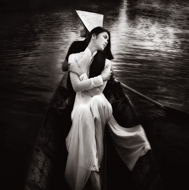 Hôm 26/4, nhiếp ảnh gia Phạm Hoài Nam (hiện sống tại bang Minnesota, Mỹ) chia sẻ bộ ảnh áo dài cách đây nhiều năm của Tăng Thanh Hà. Anh viết: "Những ngày cuối tháng tư nhớ về TP.HCM trong ký ức. Kỷ niệm 8 năm trước lần đầu tiên được lang thang chụp hình giữa lòng thành phố, cùng những đứa em".