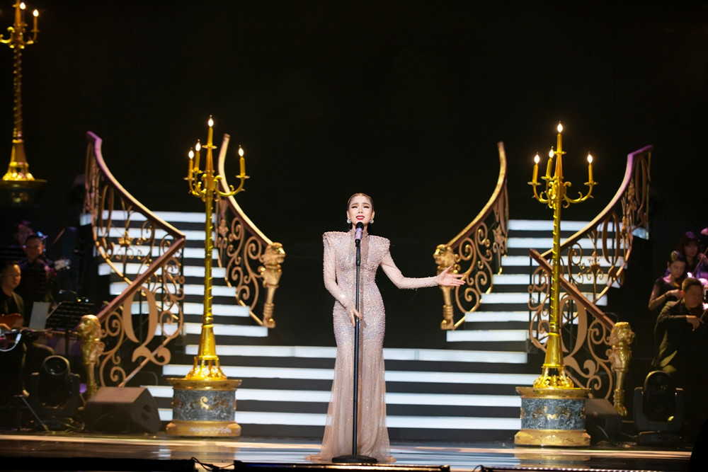 Le Quyen bieu dien cung me 80 tuoi trong Q show 2 gay xuc dong-Hinh-6