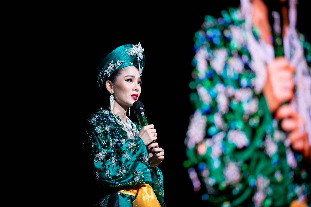 Le Quyen bieu dien cung me 80 tuoi trong Q show 2 gay xuc dong-Hinh-3