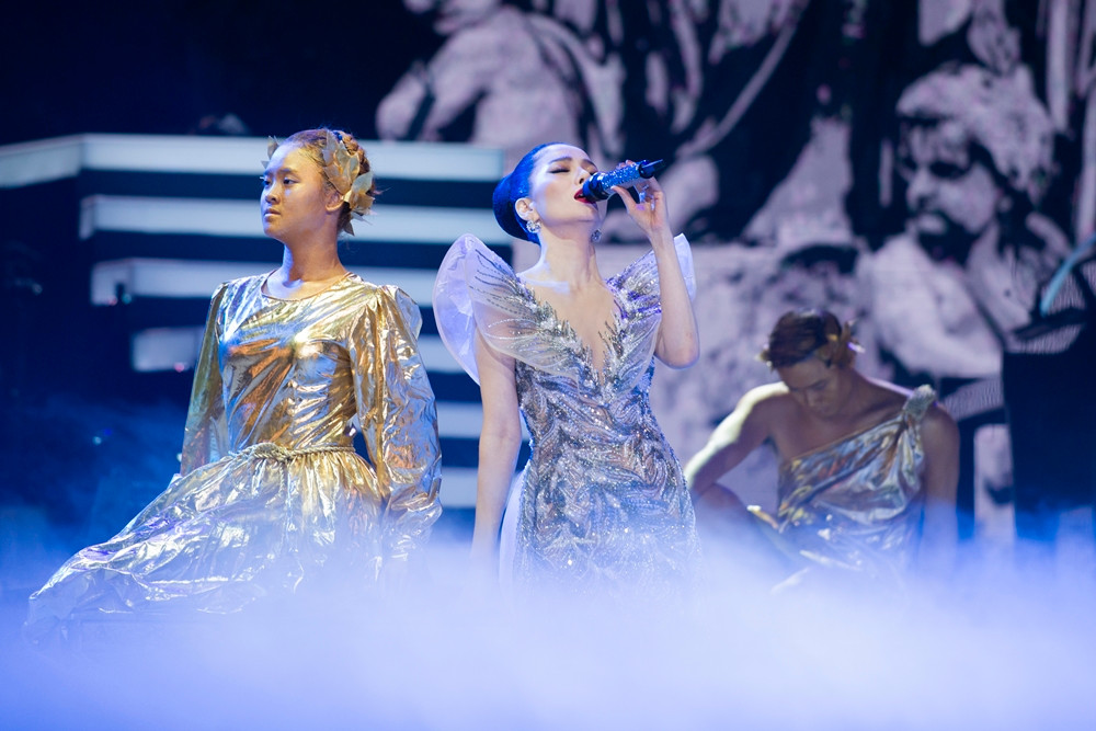 Le Quyen bieu dien cung me 80 tuoi trong Q show 2 gay xuc dong-Hinh-5