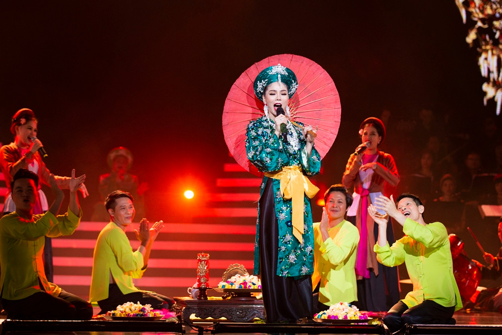 Le Quyen bieu dien cung me 80 tuoi trong Q show 2 gay xuc dong-Hinh-2