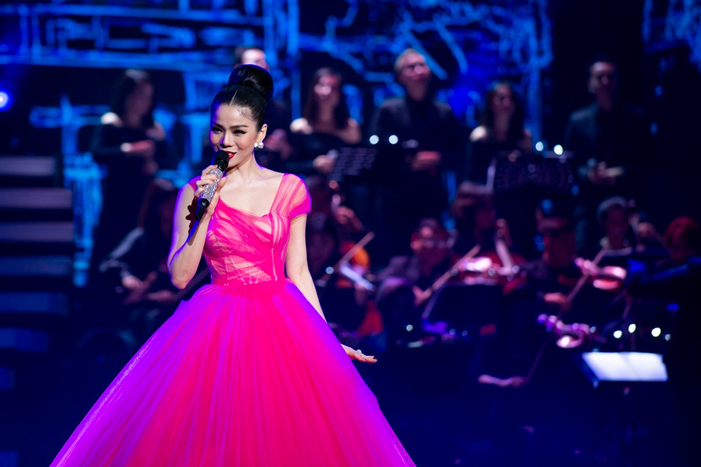 Le Quyen bieu dien cung me 80 tuoi trong Q show 2 gay xuc dong