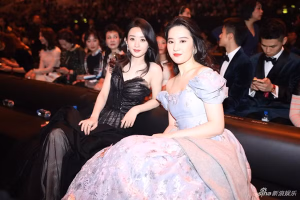 Xuất hiện trong cùng một khung hình, Lưu Diệc Phi hoàn toàn bị Triệu Lệ Dĩnh lấn át. Lưu Diệc Phi lộ thân hình phát tướng trông thấy.