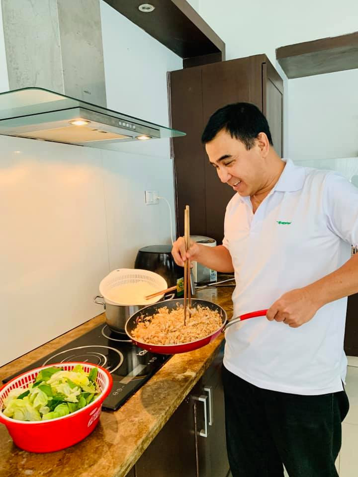 Trước quan niệm cho rằng việc bếp núc là của phụ nữ, Quyền Linh bày tỏ: "Tôi nghĩ, việc bếp núc rất quan trọng, giúp gắn kết tình cảm gia đình. Vợ chồng ai rảnh thì vào bếp, không nên phân biệt là việc của đàn ông hay đàn bà. Nếu so với cảnh chồng ngồi gác chân lên đợi vợ về nấu nướng, thì việc anh chồng về sớm hơn chủ động vào bếp, đến khi vợ con về đã có cơm canh sẵn sàng có phải hạnh phúc ấm êm không?".