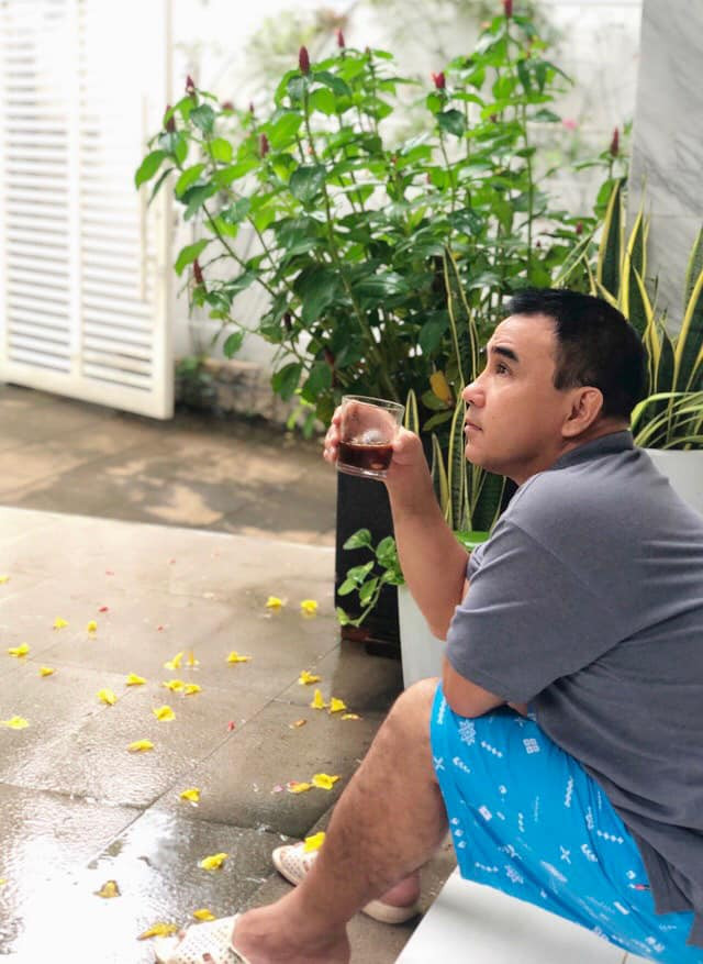 Vốn xuất thân từ gia cảnh nghèo khó và liên tiếp những biến cố xảy đến khiến tuổi thơ Quyền Linh là một chuỗi dài mất mát và những mảng ký ức chắp vá không lành lặn. Anh đã từng phải làm đủ nghề từ bưng bê, rửa chén ở quán cháo tới làm bảo vệ, khuân vác, lau xe, rửa xe mà không nhận được một đồng lương nào, chỉ mong được nhà chủ nuôi ăn, cho bát cơm, bát cháo. Chính sự khổ ải tận cùng ấy đã hình thành nên ở Quyền Linh một ý chí sắt đá để vươn lên trong cuộc sống.