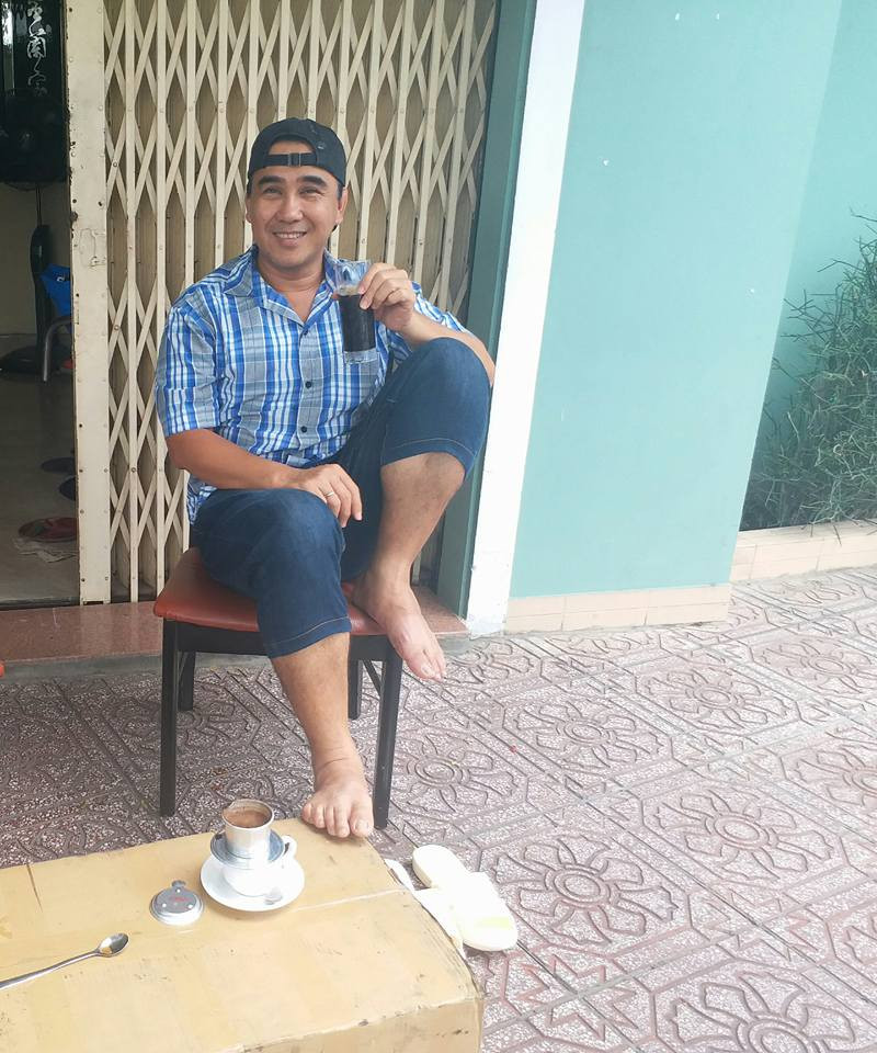 Cuộc sống hiện tại của Quyền Linh là mơ ước của bao người. Nam nghệ sĩ cũng thừa nhận, anh dư sức có tài xế đưa đón, người phục vụ mình từng tí, thừa khả năng mua những bộ cánh hàng hiệu, nhưng đó không phải là con người thật của anh. Bao năm trôi qua, Quyền Linh vẫn là chàng "hai lúa" thích đi dép tổ ong, vẫn đi lang thang đâu đó để chia sẻ với những mảnh đời bất hạnh, vẫn có thể ngồi vỉa hè nhâm nhi tách cà phê, vẫn có thể hoà vào dòng người giữa phố xá.