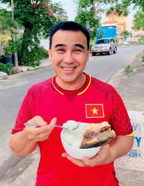 Hơn 30 năm bươn chải với nghề nếm đủ đắng cay ngọt bùi để có được “chỗ đứng” như hiện tại, song Quyền Linh vẫn luôn cảm thấy xa lạ với showbiz. Anh không thích những nơi quá ồn ào, nhiều muộn phiền như showbiz nên thường chọn cách tránh xa.