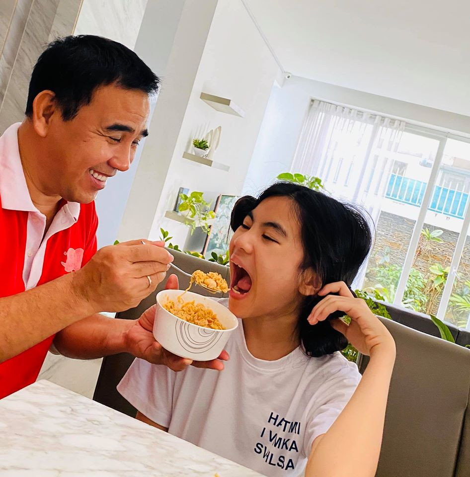 MC Quyền Linh cho PV hay, anh rất thích nấu ăn và là "đầu bếp chính" của gia đình vào buổi sáng. "Tôi thường dậy từ sớm tập thể dục rồi đi chợ và về nấu nướng đồ ăn sáng cho các con đi học. Nếu hôm nào dậy trễ không cầu kỳ được, thì tôi nấu mì cho các con nhưng nấu kiểu nghệ thuật chứ không phải chỉ dội nước sôi", nam nghệ sĩ nói.