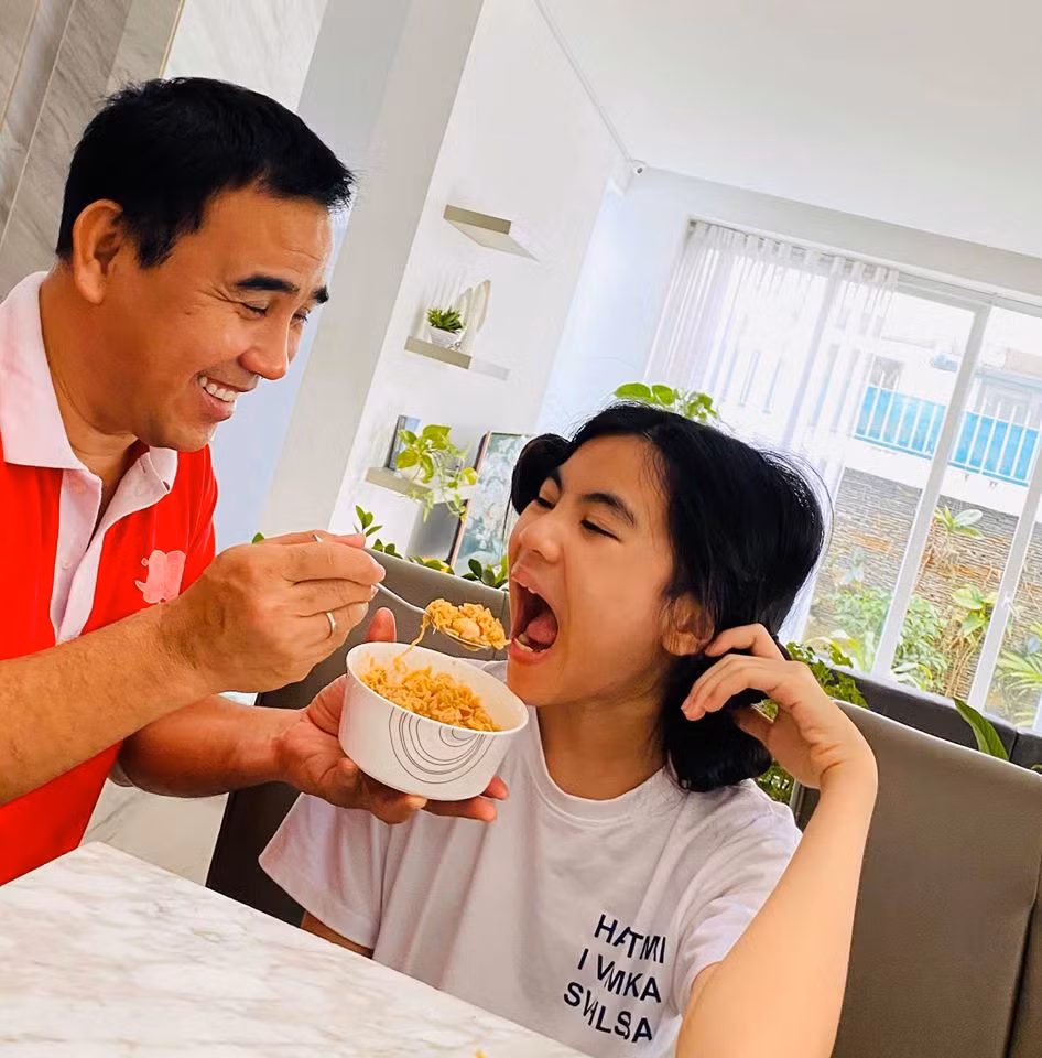 MC Quyền Linh cho PV hay, anh rất thích nấu ăn và là "đầu bếp chính" của gia đình vào buổi sáng. "Tôi thường dậy từ sớm tập thể dục rồi đi chợ và về nấu nướng đồ ăn sáng cho các con đi học. Nếu hôm nào dậy trễ không cầu kỳ được, thì tôi nấu mì cho các con nhưng nấu kiểu nghệ thuật chứ không phải chỉ dội nước sôi", nam nghệ sĩ nói.