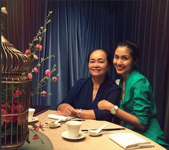 “Có một thú vui sau giờ làm hoặc mỗi khi đi nước ngoài, mình thích đi lùng đồ gốm sứ, may thì mua được một bộ, hôm thì được một cái. Mê gốm sứ từ nhỏ, bộ dĩa hình cối xay gió là bộ mình quý nhất - 34 năm tuổi, của một người thuê nhà đến từ Hà Lan tặng mẹ. Ngày lấy chồng, mẹ tặng lại con gái. Con gái giữ, lâu lâu lấy ra ngắm chứ không dám xài. Hôm nay lại mua được một bộ đẹp ơi là đẹp, vui ơi là vui! Về nhà có hai em sen rửa chén dĩa cho mẹ, mẹ hạnh phúc vô cùng”, Hà Tăng viết.