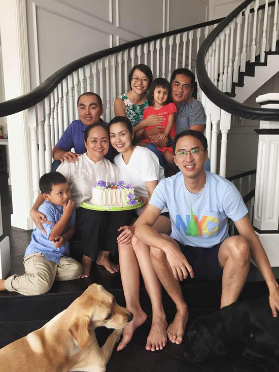 Mẹ đẻ của Hà Tăng thường xuyên đến thăm và góp mặt trong những buổi tiệc nhà con gái.