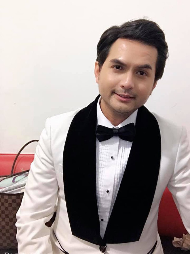 Tại bang Texas, Đức Tiến cho biết khẩu trang y tế đã hết sạch, anh phải đặt mua mặt hàng này qua mạng. Từ 2013, người mẫu đã cùng bã xã Bình Phương sang Mỹ định cư.