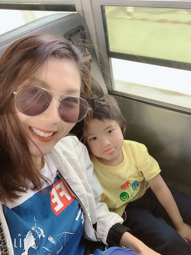 Người mẫu Ngọc Quyên sống cùng con trai ở Santa Ana, bang California. Khi hay dịch lan tới Mỹ, chân dài tâm sự cô lo sợ nên đã cho con nghỉ học, công việc của 8X cũng bị đình trệ.