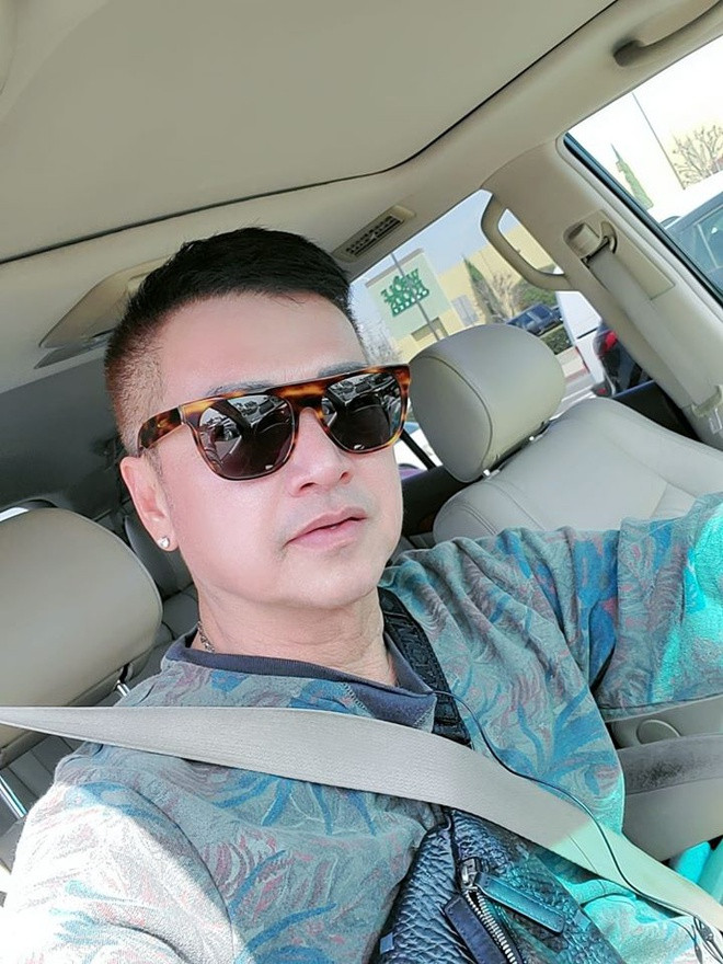 Thông qua trang cá nhân, chồng cũ Hồng Đào cho biết hiện anh vẫn ổn, sức khỏe tốt và luôn đeo khẩu trang khi ra đường.