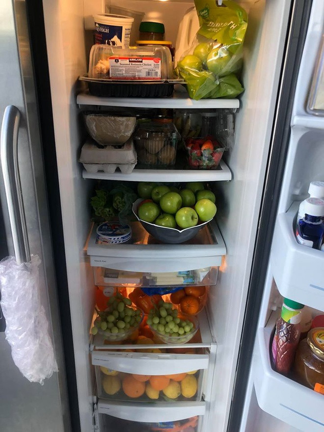 Ngọc Quyên tranh thủ đi siêu thị mua rất nhiều đồ dự trữ, nhất là thịt, trái cây và không thể thiếu khẩu trang, nước rửa tay. "Em nhớ nhà, nhớ mẹ, nhớ quê hương. Cả nhà cố gắng vượt đại dịch nhé", cô chia sẻ. Xem video "Nhật Bản xuất hiện ca tái nhiễm Covid-19". Nguồn VTC1: