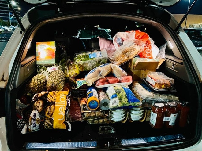 Người mẫu Đức Tiến khoe cốp xe đầy lương thực. Anh tiết lộ đã phải xếp hàng tới 22h ở siêu thị để mua gạo, đồ ăn đóng hộp, trái cây... dùng trong hai tháng.