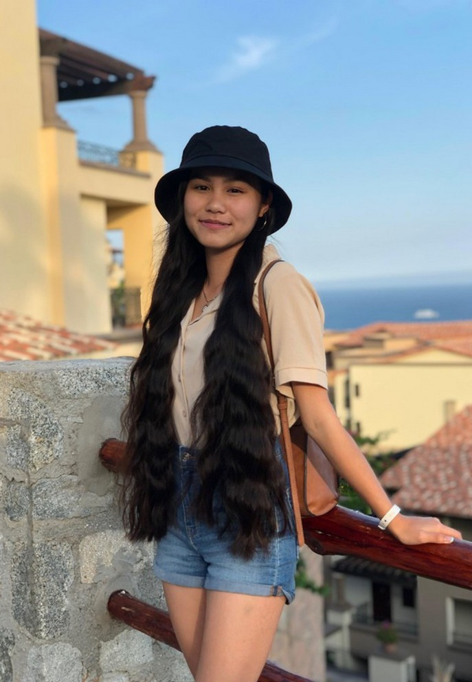 Tuy nhiên do gia đình nội ngoại đều người Việt, cô luôn được gia đình tập giao tiếp mỗi ngày bằng ngôn ngữ mẹ đẻ.