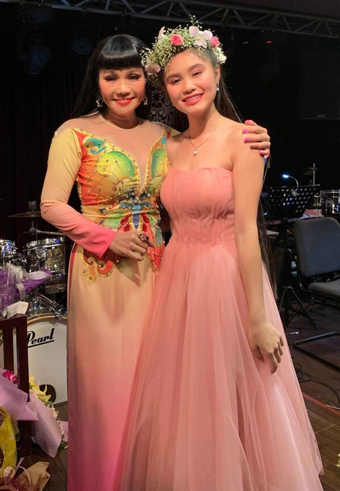 Cô yêu thích dòng nhạc quê hương, biết đàn piano cũng như khả năng sáng tác.