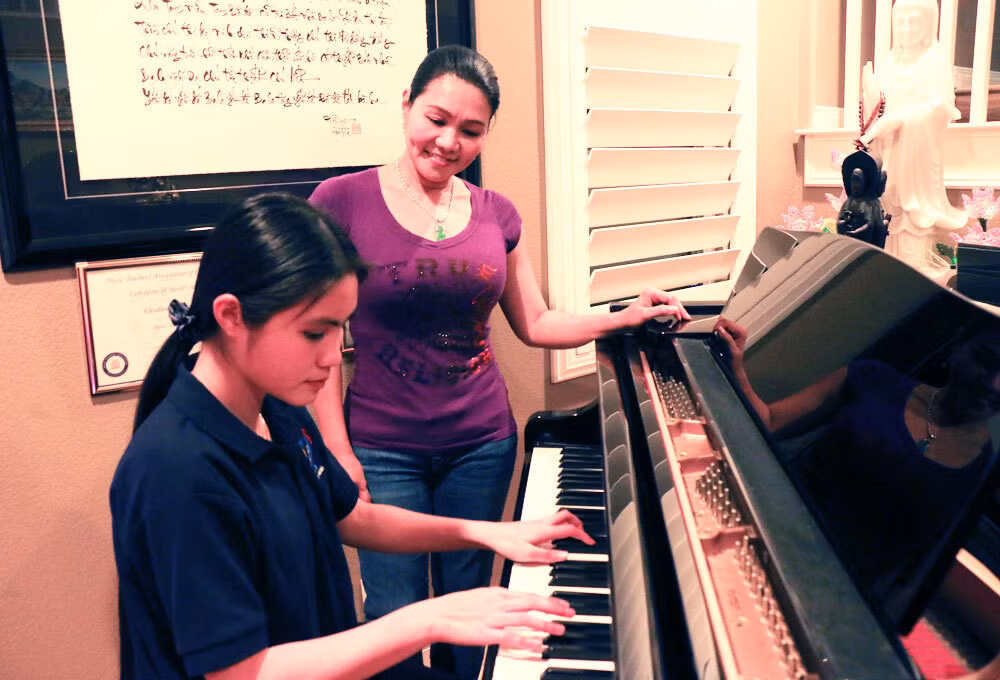 Là “con nhà nòi” khi cả mẹ và bà nội đều là những ca sĩ nổi tiếng, Hà Tiên từ nhỏ cũng được có dịp đứng chung sân khấu biểu diễn và bộc lộ năng khiếu âm nhạc.