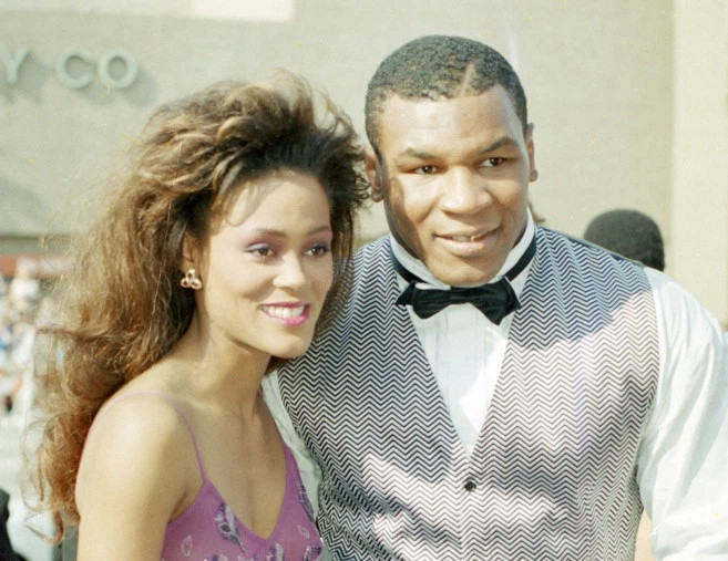 Mike Tyson tung bat gap vo cu qua dem voi Brad Pitt