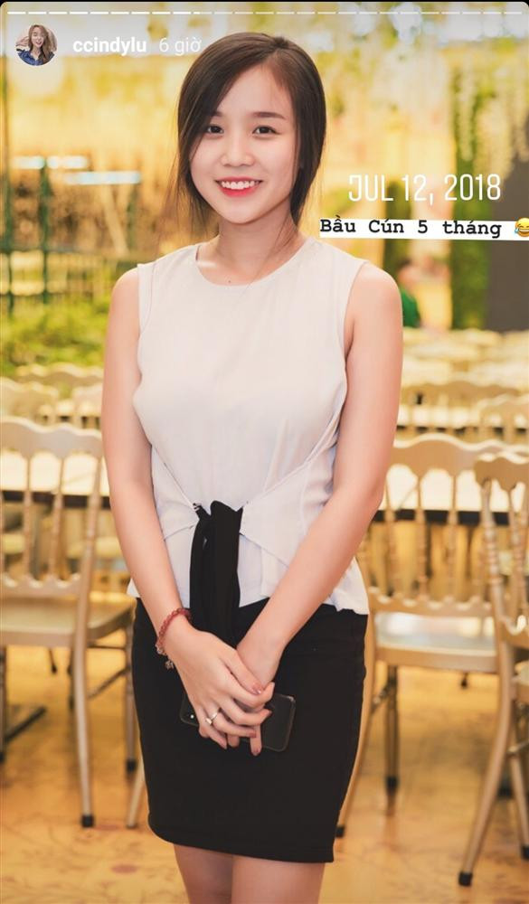 Nhanh chóng sau đó, vợ Hoài Lâm mang thai con thứ hai. Thời điểm này, mặc dù đã trải qua một lần sinh nở và đang bầu bí nhưng hotgirl sinh năm 1996 vẫn rất xinh đẹp.