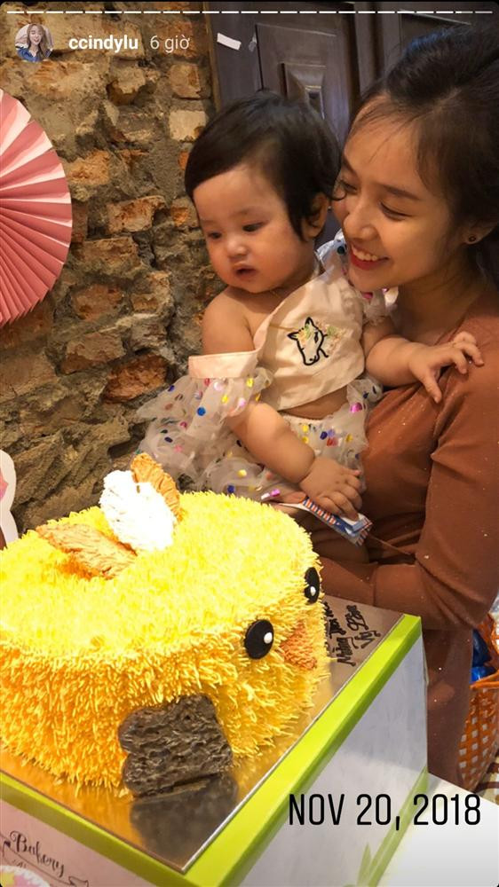 Hiện hai nhóc tỳ đã biết giúp đỡ mẹ làm mẫu nhí quảng cáo sản phẩm. Thời gian qua, Hoài Lâm về quê chữa bệnh và tạm vắng mặt trong các hoạt động giải trí. Trong lúc vắng chồng, hotgirl 9X một tay quán xuyến mọi chuyện trong nhà, từ kinh doanh đến chăm sóc 2 con nhỏ.