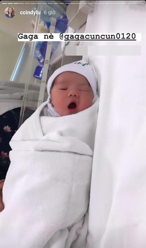 Con gái lớn của cặp đôi tên thật là Vy Lâm, ở nhà được bố mẹ gọi là Gà Gà. Cô bé được nhận xét là hoa hậu thân thiện trong gia đình: rất thích múa hát, đánh trống cho mọi người xem. "Con có thể quậy không tưởng tượng được"; "Con nói được cái gì muốn nói sẽ nói, còn nếu ép con thì thái độ rất lồi lõm", theo lời kể của mẹ Bảo Ngọc.