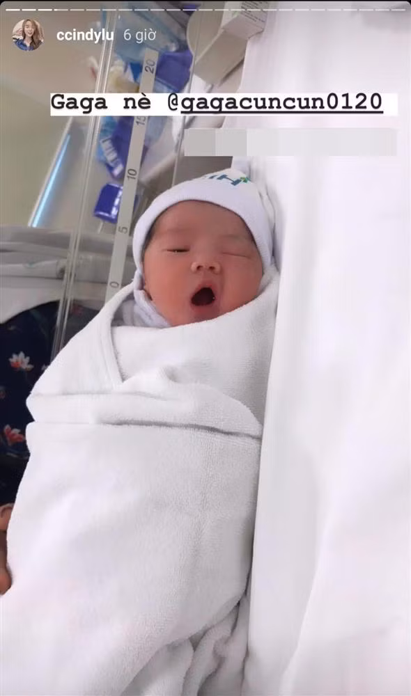 Con gái lớn của cặp đôi tên thật là Vy Lâm, ở nhà được bố mẹ gọi là Gà Gà. Cô bé được nhận xét là hoa hậu thân thiện trong gia đình: rất thích múa hát, đánh trống cho mọi người xem. "Con có thể quậy không tưởng tượng được"; "Con nói được cái gì muốn nói sẽ nói, còn nếu ép con thì thái độ rất lồi lõm", theo lời kể của mẹ Bảo Ngọc.