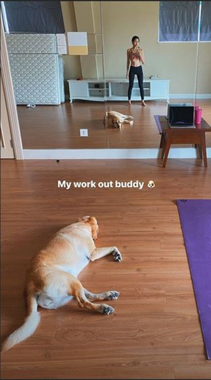 Hàng ngày, nữ diễn viên "Bỗng dưng muốn khóc" thường xuyên tập luyện thể dục để có vóc dáng thon thả, tăng cường thể chất. Trong hình ảnh mới nhất vừa đăng tải, người đẹp tự tin khoe cơ bụng trước gương.