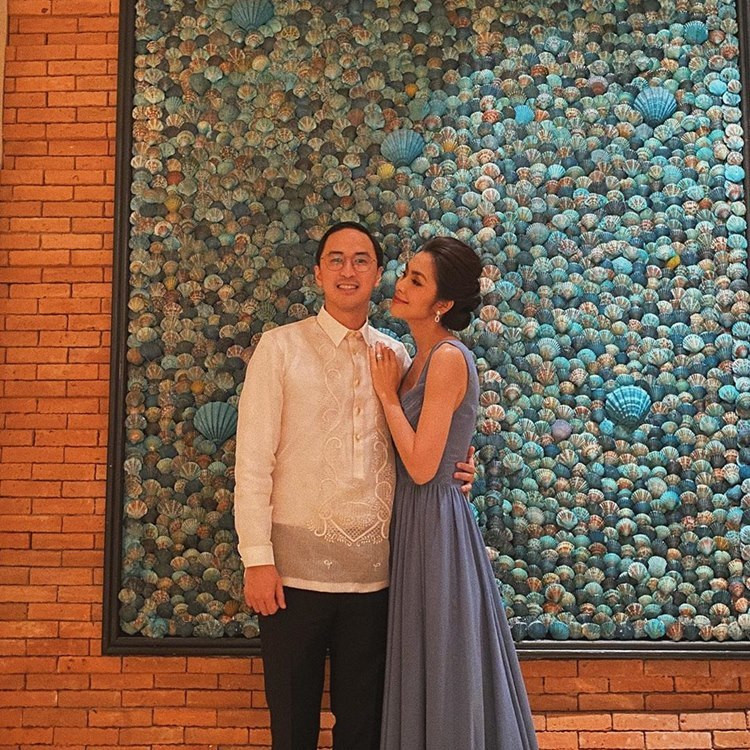 Tăng Thanh Hà là nữ diễn viên gây dấu ấn với khán giả qua các bộ phim như Bỗng dưng muốn khóc, Hương phù sa,… Năm 2012, nữ diễn viên bất ngờ kết hôn cùng doanh nhân Louis Nguyễn và rút khỏi showbiz khi đang ở đỉnh cao sự nghiệp. Sau khi kết hôn, cô tập trung chăm sóc gia đình hạnh phúc cùng ông xã và 2 nhóc tỳ xinh xắn Richard, Chloe. Cô chỉ xuất hiện tại một số sự kiện thời trang của những nhà thiết kế thân thiết.