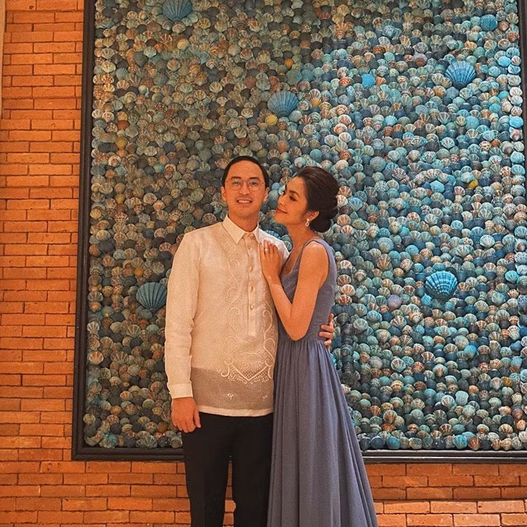 Tăng Thanh Hà là nữ diễn viên gây dấu ấn với khán giả qua các bộ phim như Bỗng dưng muốn khóc, Hương phù sa,… Năm 2012, nữ diễn viên bất ngờ kết hôn cùng doanh nhân Louis Nguyễn và rút khỏi showbiz khi đang ở đỉnh cao sự nghiệp. Sau khi kết hôn, cô tập trung chăm sóc gia đình hạnh phúc cùng ông xã và 2 nhóc tỳ xinh xắn Richard, Chloe. Cô chỉ xuất hiện tại một số sự kiện thời trang của những nhà thiết kế thân thiết.