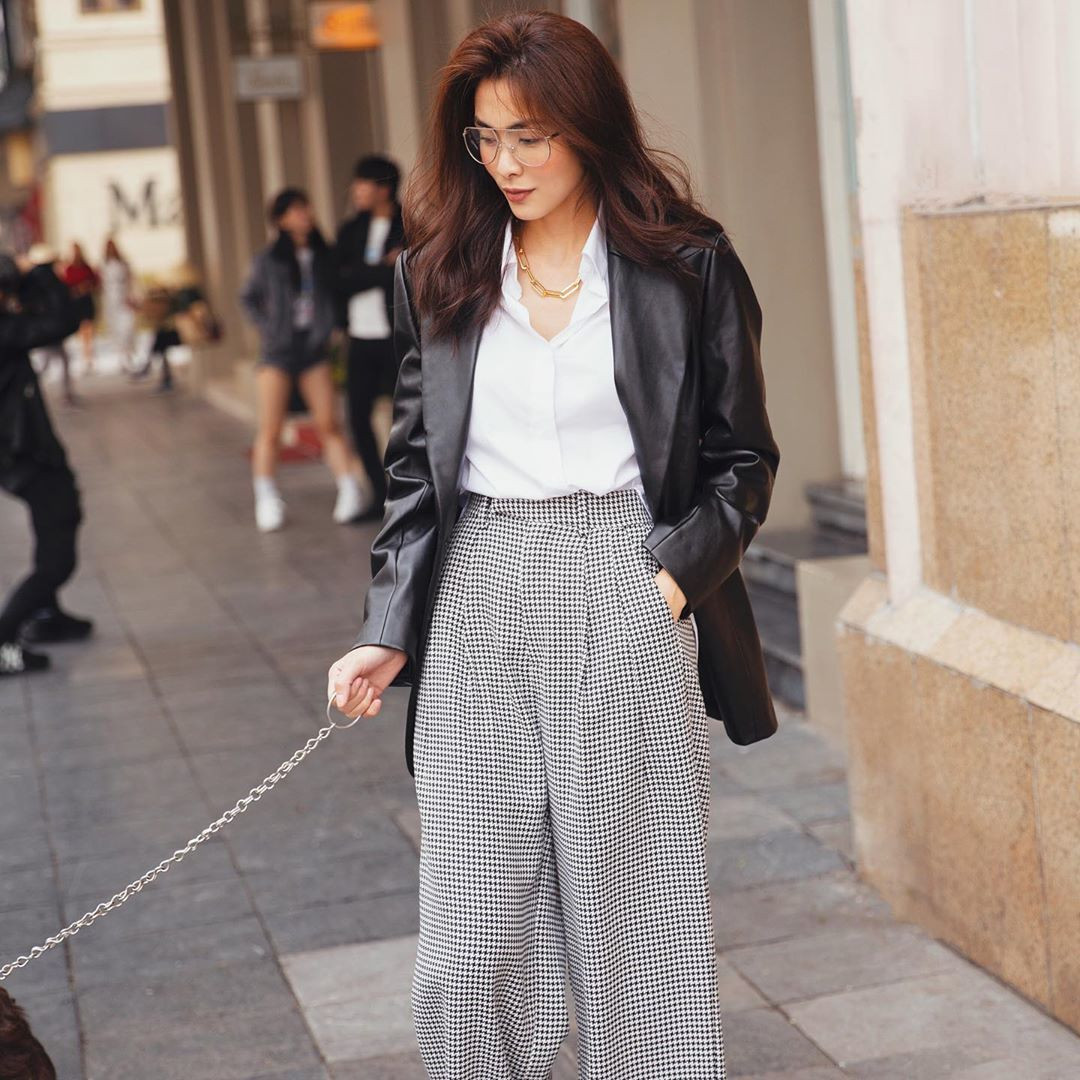 Ngoài ra, Tăng Thanh Hà cũng khéo léo lựa chọn trang phục phù hợp, giúp cô vừa khoe dáng đẹp, vừa che đi những khuyết điểm mỗi khi xuất hiện.