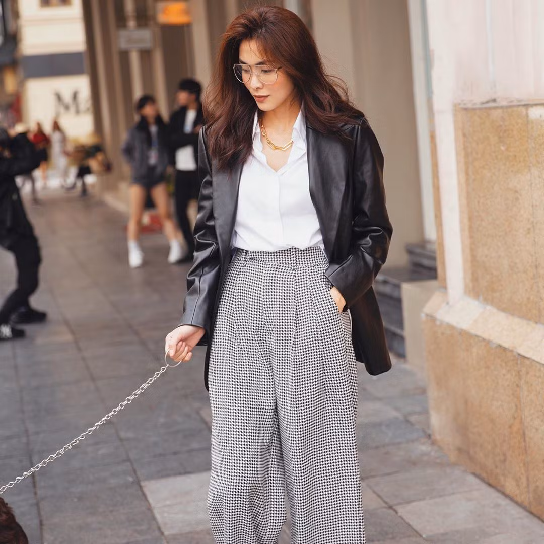 Ngoài ra, Tăng Thanh Hà cũng khéo léo lựa chọn trang phục phù hợp, giúp cô vừa khoe dáng đẹp, vừa che đi những khuyết điểm mỗi khi xuất hiện.