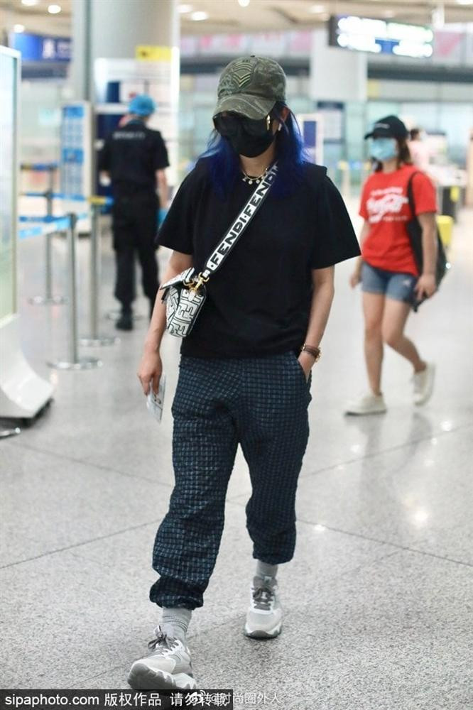 Triệu Vy thay đổi phong cách cá tính, mạnh mẽ khi xuất hiện tại sân bay gần đây. Có thể nói, mặc dù từng vướng vào những scandal tai tiếng như gian lận chứng khoán, song Triệu Vy vẫn rất được lòng đất nước tỷ dân. Sau 20 năm Hoàn châu cách cách lên sóng, cô vẫn là "công chúa nhỏ" trong lòng công chúng.