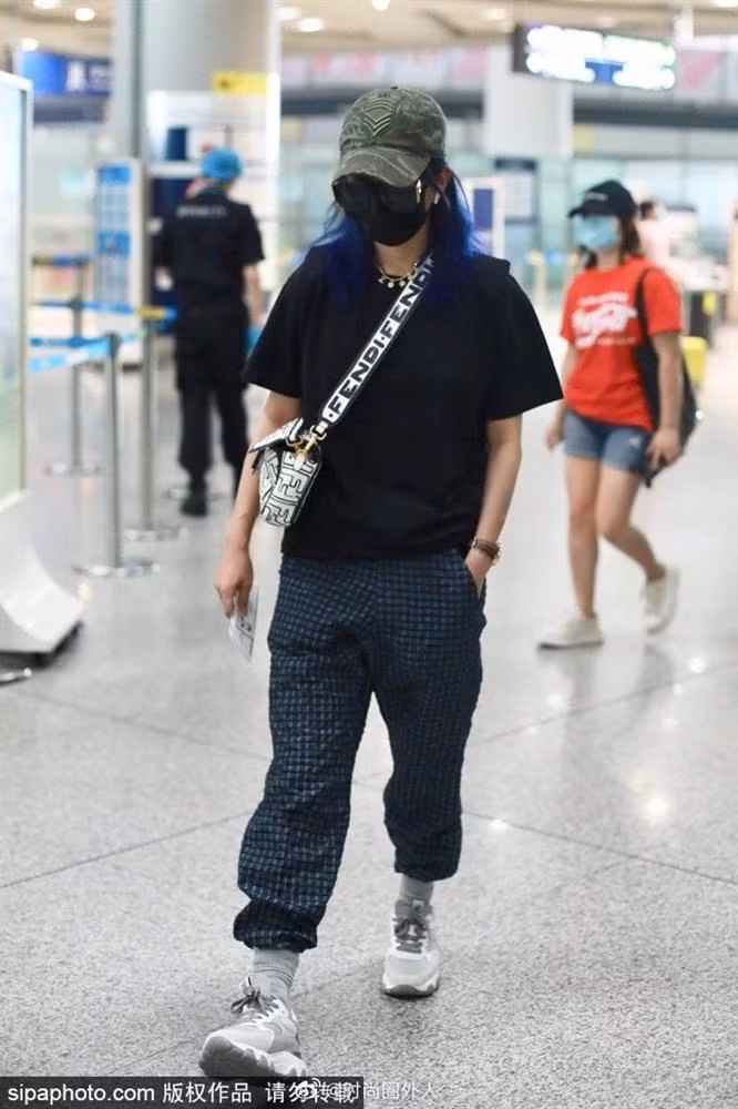 Triệu Vy thay đổi phong cách cá tính, mạnh mẽ khi xuất hiện tại sân bay gần đây. Có thể nói, mặc dù từng vướng vào những scandal tai tiếng như gian lận chứng khoán, song Triệu Vy vẫn rất được lòng đất nước tỷ dân. Sau 20 năm Hoàn châu cách cách lên sóng, cô vẫn là "công chúa nhỏ" trong lòng công chúng.