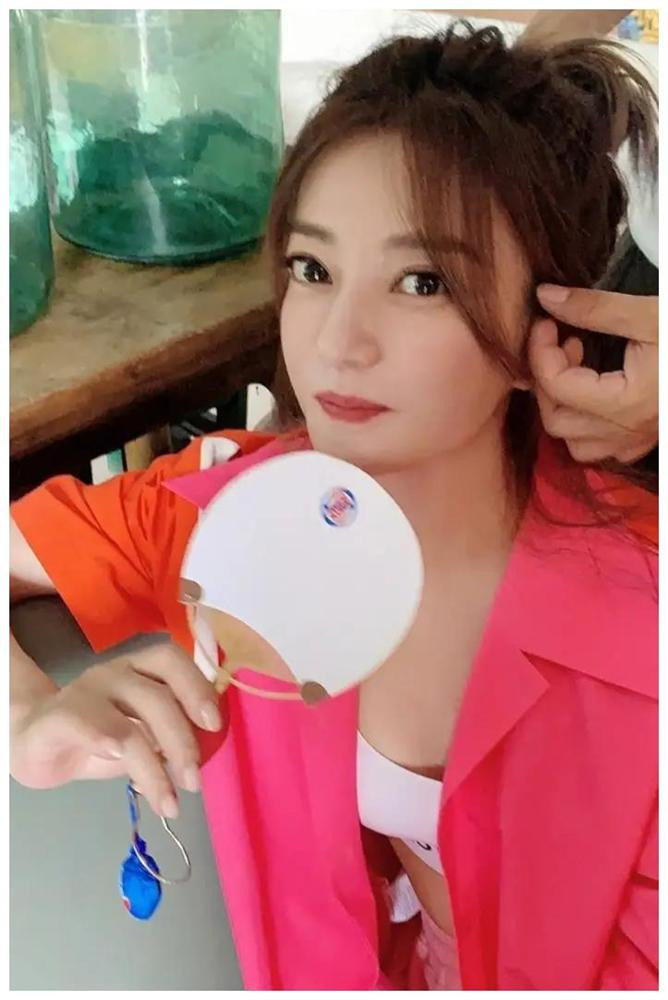 Nữ diễn viên được biết tới là người dễ tăng cân, từng nhiều lần bị chê bai thân hình phát tướng. Chính vì vậy, việc Triệu Vy lột xác thon thả được cư dân mạng dành tặng nhiều lời khen ngợi. Nhiều khán giả để lại bình luận tích cực: "Cô ấy vẫn là Tiểu Yến Tử ngày nào", "Việc giảm cân giúp cô ấy trẻ trung hơn rất nhiều, chắc hẳn cô ấy rất vất vả trong việc ăn kiêng và tập luyện"...