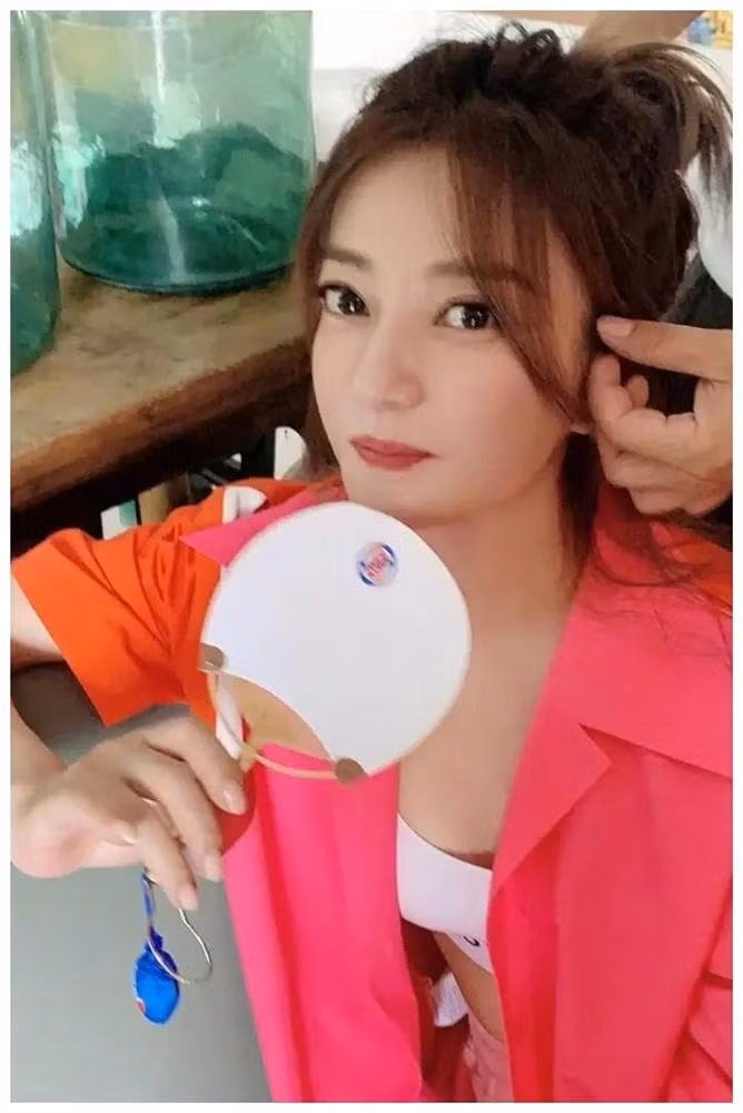 Nữ diễn viên được biết tới là người dễ tăng cân, từng nhiều lần bị chê bai thân hình phát tướng. Chính vì vậy, việc Triệu Vy lột xác thon thả được cư dân mạng dành tặng nhiều lời khen ngợi. Nhiều khán giả để lại bình luận tích cực: "Cô ấy vẫn là Tiểu Yến Tử ngày nào", "Việc giảm cân giúp cô ấy trẻ trung hơn rất nhiều, chắc hẳn cô ấy rất vất vả trong việc ăn kiêng và tập luyện"...